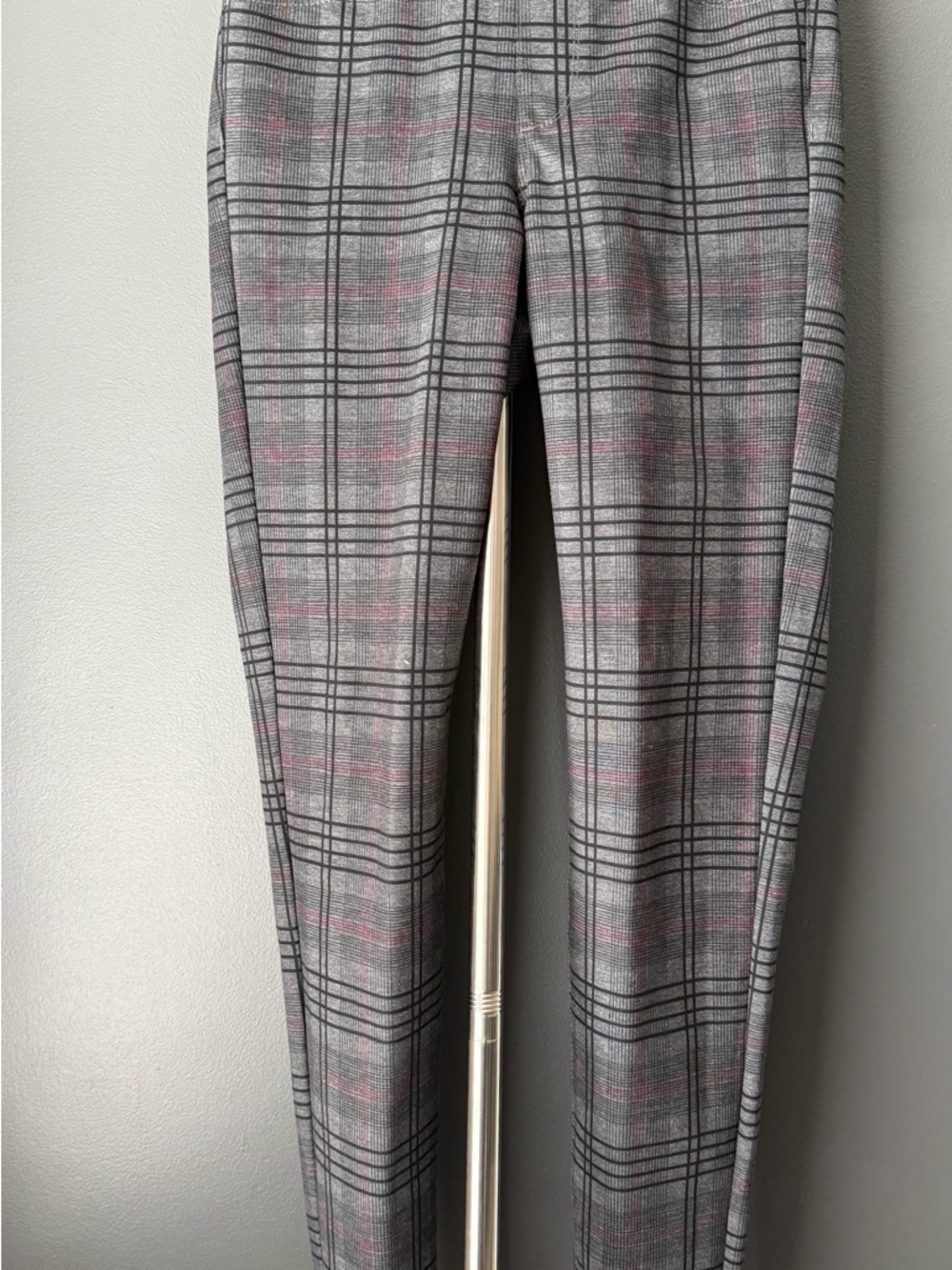 EUC Gray Plaid Women’s Dress Pants with Burgundy Accent- pull on